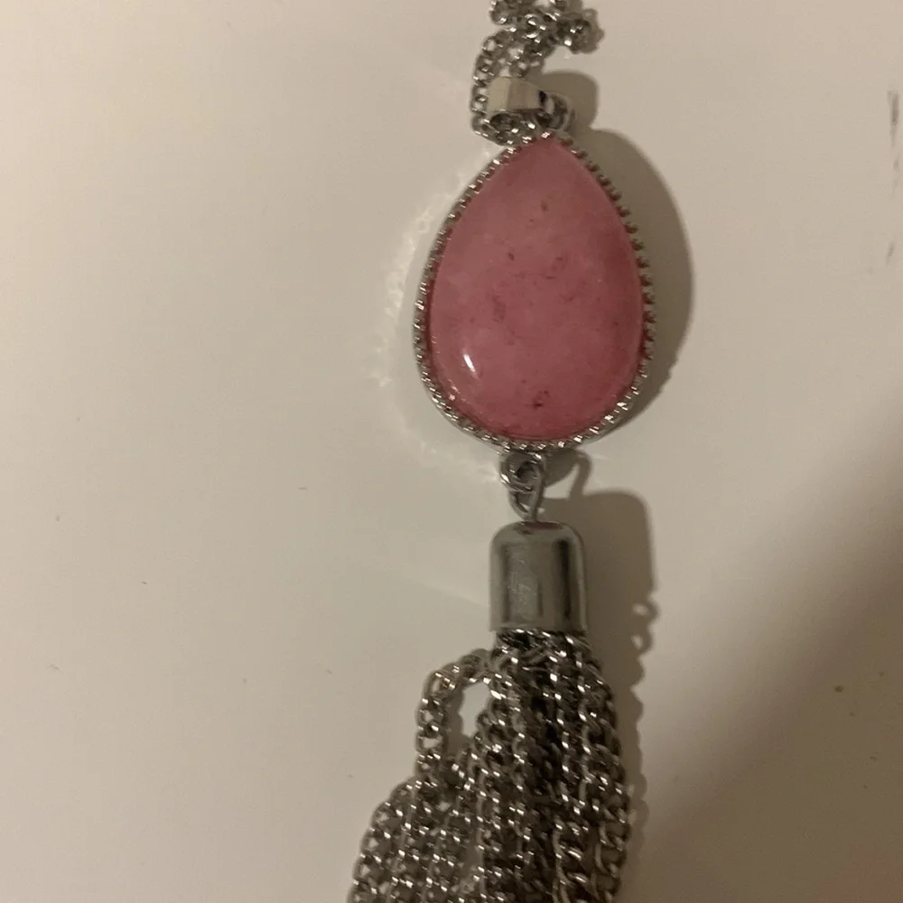 Long necklace with rose stone!!! Silver tone.‎